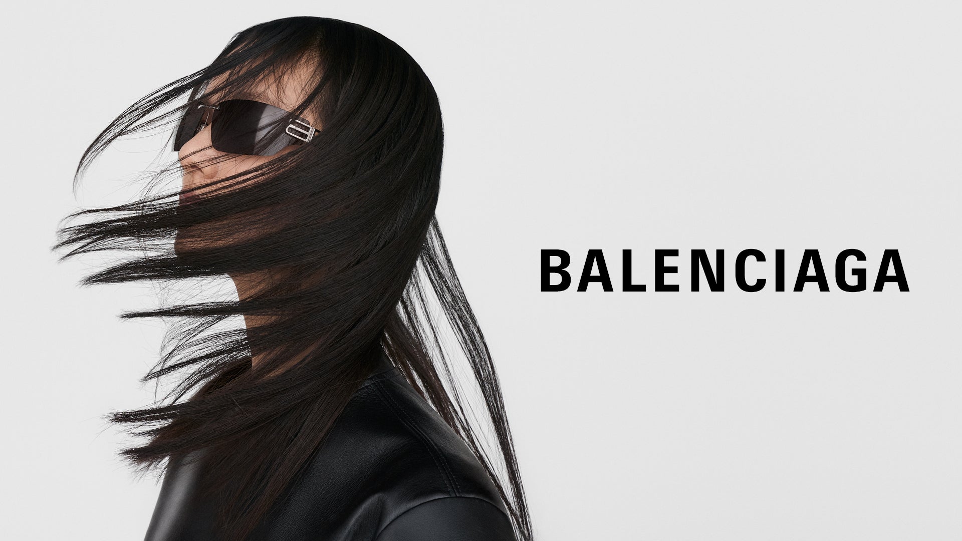 Donna con capelli mossi in movimento che indossa occhiali da sole Balenciaga, immagine per la collezione eyewear su giarre.com