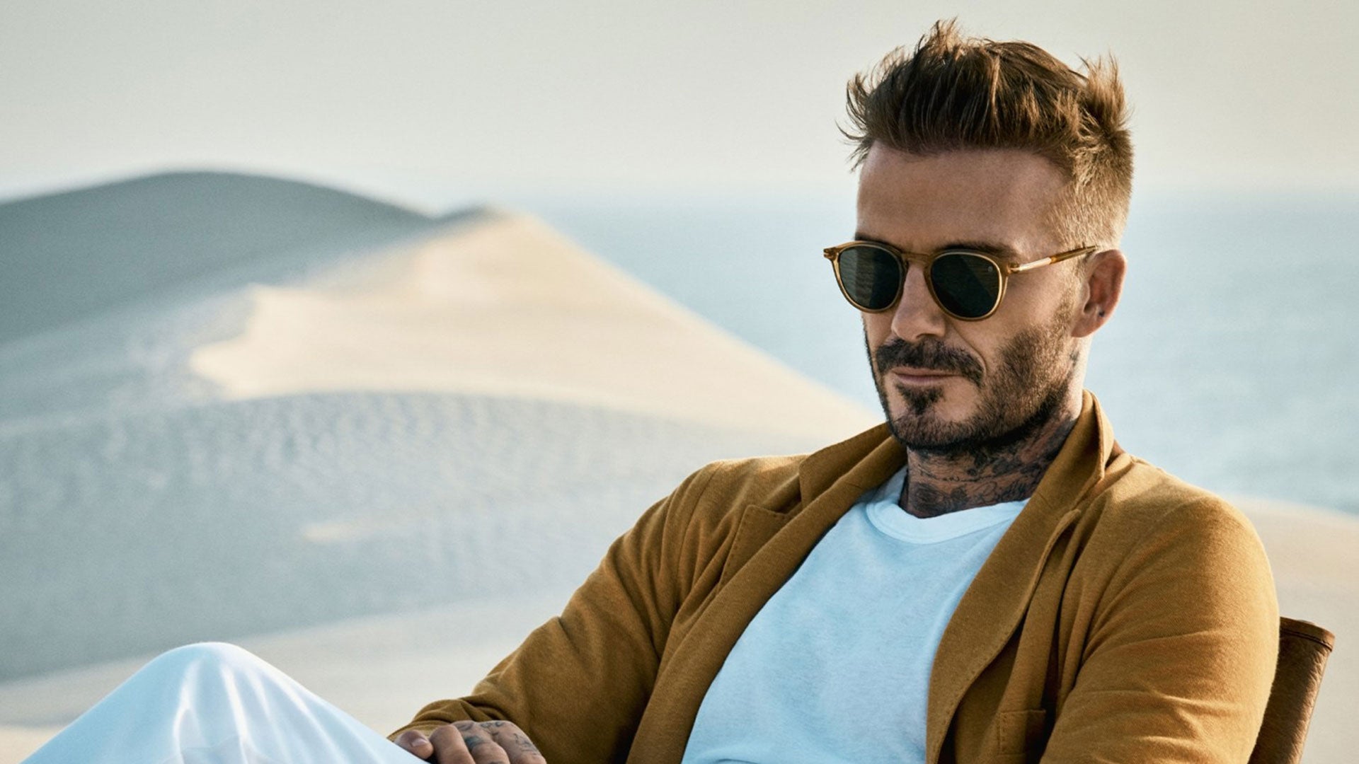 Promozione occhiali da sole David Beckham – occhiali di design indossati da un uomo in un paesaggio desertico