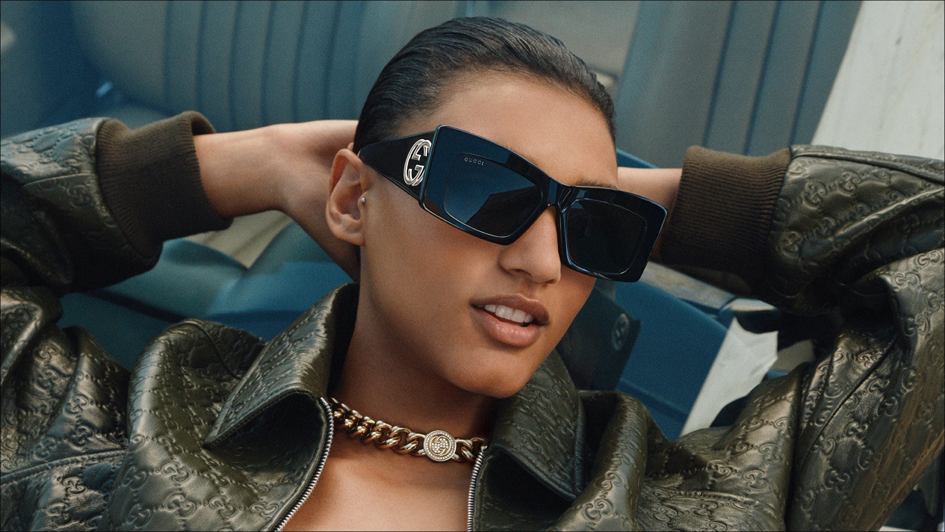 Giovane donna con occhiali da sole Gucci in acetato, modello iconico della nuova collezione